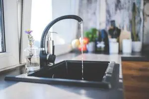 Comment déboucher ses tuyaux et canalisations écologiquement (évier, lavabo ou WC) ? economie-eau-robinet